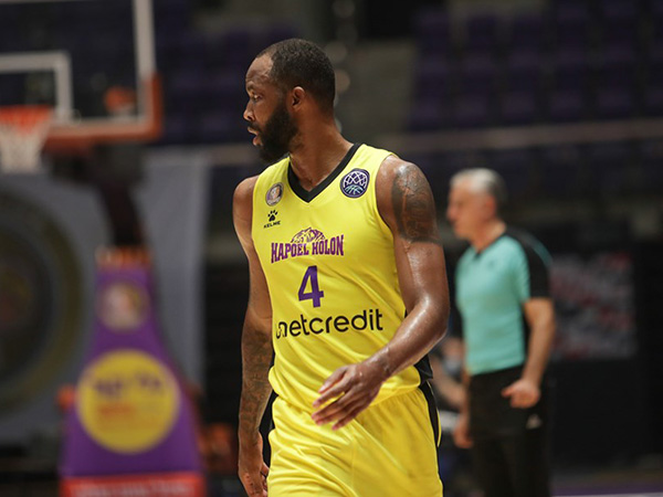 ג'ונסון, הוביל את חולון לניצחון גדול (FIBA)