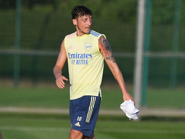 אוזיל בעיצומה של היריבות העירונית (getty)