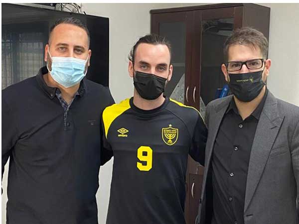 ינקוביץ' במעמד החתימה. הבעלים שוחח איתו לפני אימון הבכורה (צילום: בית"ר ירושלים)