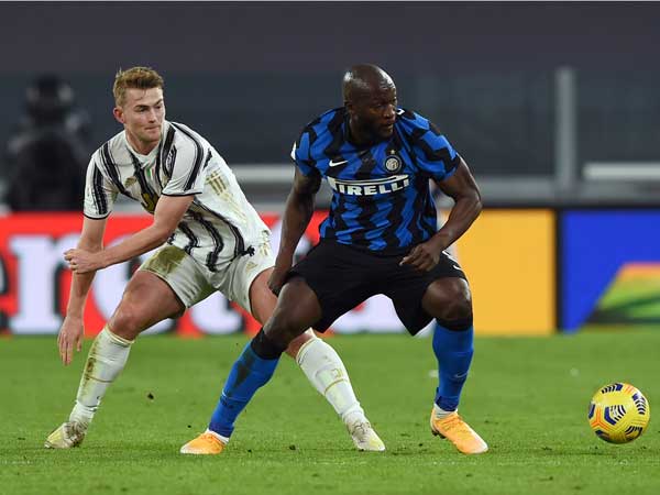 לוקאקו מול דה ליכט. המפגש הקרוב משמעותי ליובה הרבה יותר (Getty)