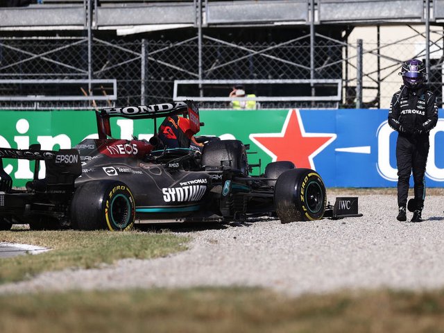 המילטון ליד המכונית שניזוקה בתאונה. ניצל בזכות ה-Halo