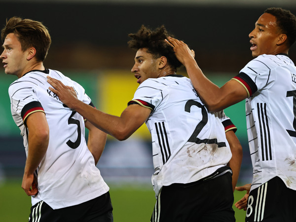 שאדה חוגג עם לוולינג וקאטרבאך את ה-2:2 (Getty)