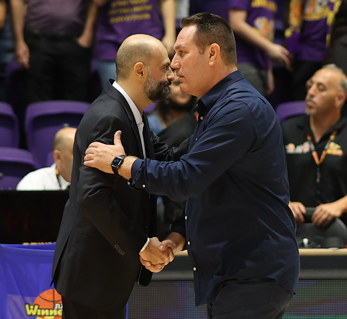 מרוצה מהרכש החדש שלו. גודס (דני  מרון)