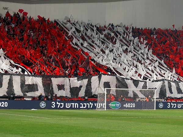 והקהל האדום בא רעב, אחרי כמעט שמונה שנים ללא ניצחון (צילום: אלן שיבר)