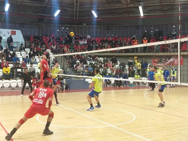 ניצחון דרמטי לאדומים ב"קלאסיקו" (צילום: איגוד הכדורעף)