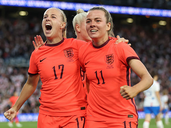 בת' מיד ולורן המפ, מכוכבות הנבחרת (Marc Atkins/Getty Images)