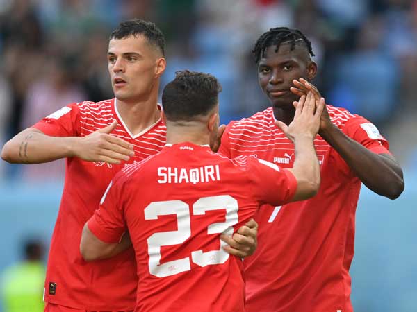 אמבולו, ג'אקה ושאקירי. שייגמר בשלום (Photo by Dan Mullan/Getty Images)