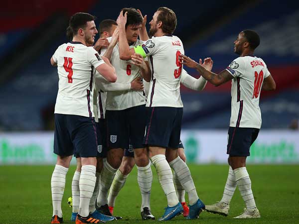 הנבחרת האנגלית מאמינה במגווייר (Photo by Christopher Lee - UEFA/UEFA via Getty Images)