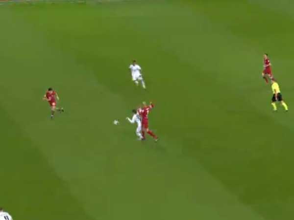 מודריץ' חוטף את הכדור לפאביניו במרכז המגרש