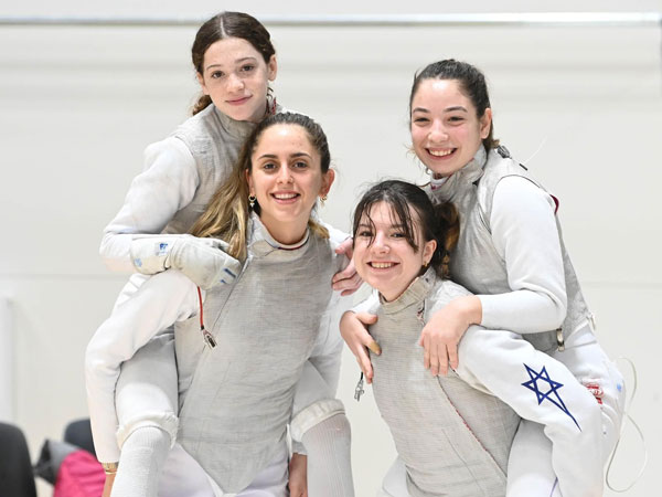 נבחרת הנערות מחייכת אחרי עוד מדליה (Team Bizzi)