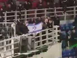אוהדי היוונים שרפו דגל ישראל