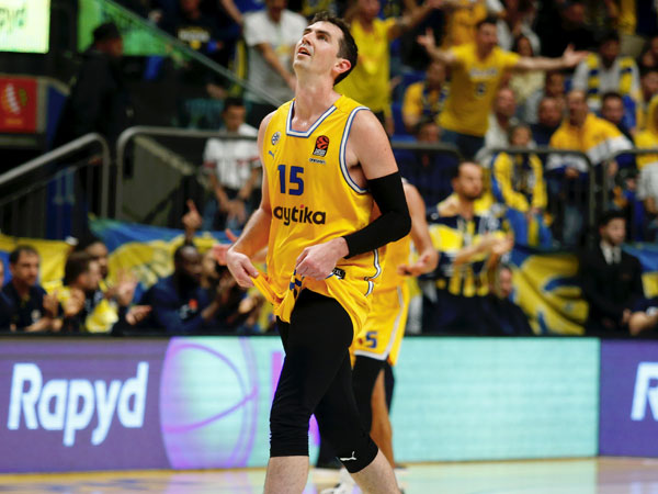 מבין מה רוצים ממנו. כהן (אלן שיבר)