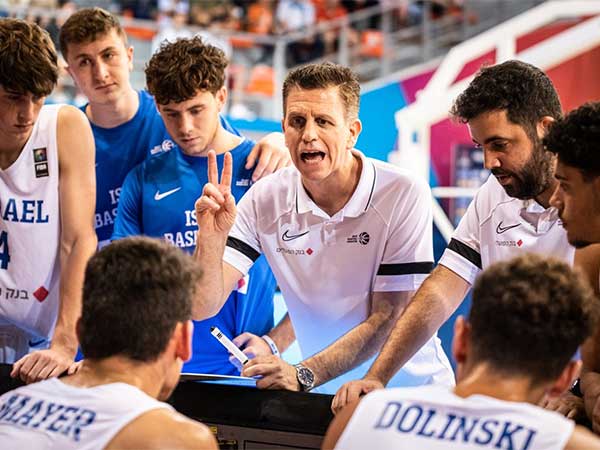 אברהמי נותן הוראות (FIBA)