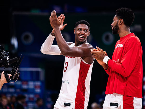 גם הוא הגיע בגדול היום. בארט (FIBA)