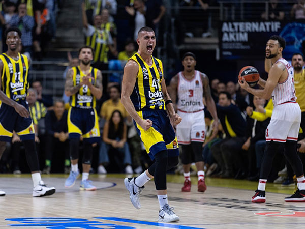 עונה לכולם על הפרקט. מדר בטירוף (GETTY)