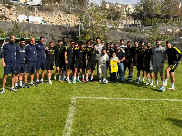 השחקנים ומשפחתו של אביב אליהו ז"ל (בית"ר ירושלים)