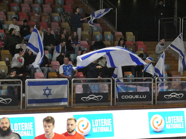 דגלי ישראל ביציע (צילום באדיבות התאחדות הכדוריד של לוקסמבורג)