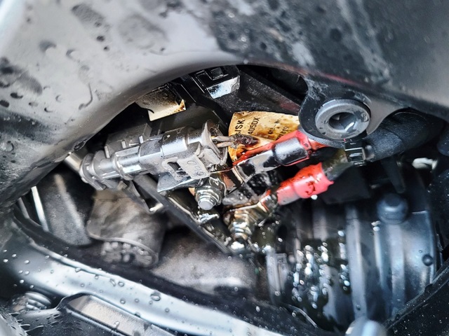 אופנוע המבחן של מגזיל 1000PS עם ממסר ההתנעה השרוף