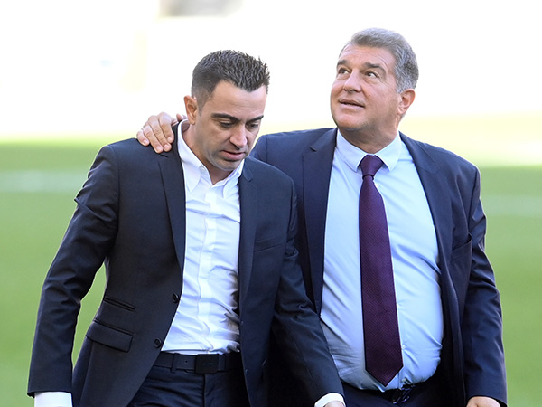 לאפורטה וצ'אבי. ישוחחו בתום העונה? (David Ramos/Getty Images)
