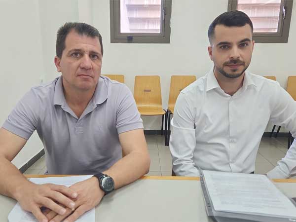 משמאל: מנכ“ל מכבי נתניה אסף גביש. מימין: עו“ד עמית עקיבא, פרקליט מכבי נתניה