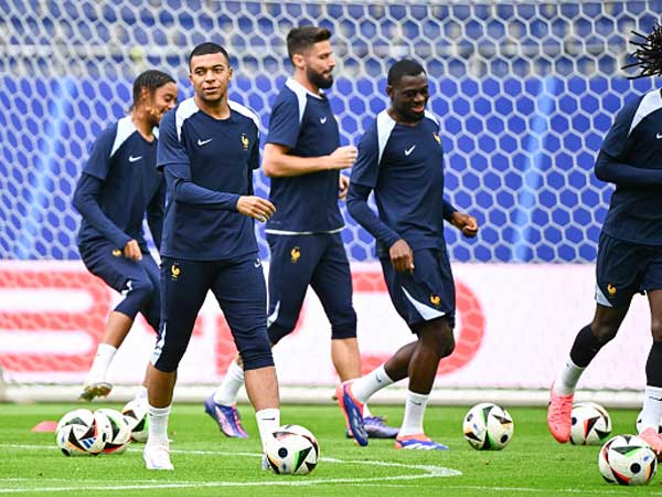 אמבפה עוד ממתין מאחורי הקלעים (GETTY)