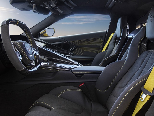 תא הנוסעים בקורבט ZR1 - יש תפירה ייחודית ואופציה להגה קרבון