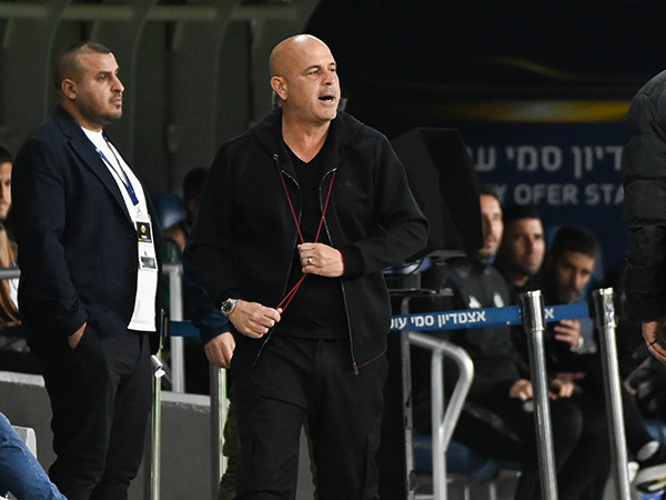 יוסי אבוקסיס בסמי עופר. למאמן יש בטן מלאה על צוות השיפוט (ברני ארדוב)
