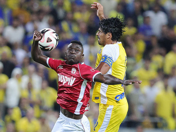 קנגוואה. אף שחקן מכבי ת“א לא הצליח להוציא לו כדור מהרגל (אלן שיבר)