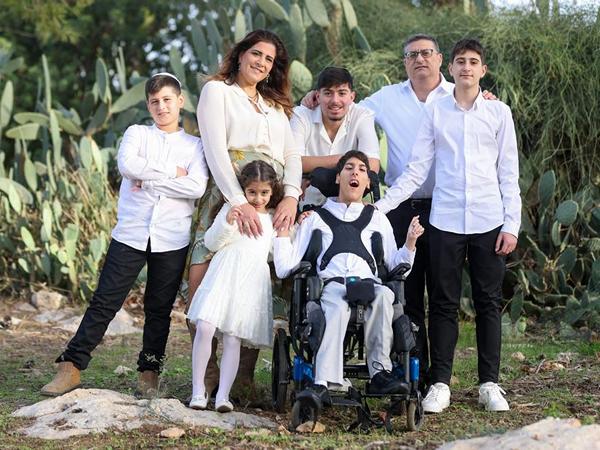 רפאל ומשפחת קייזלר | צילום: יוני פאשה