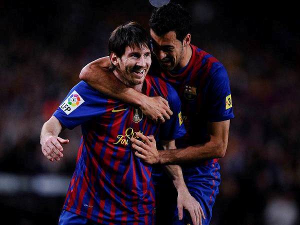 בוסקטס יחד עם מסי בימיהם הגדולים בברצלונה (GETTY)