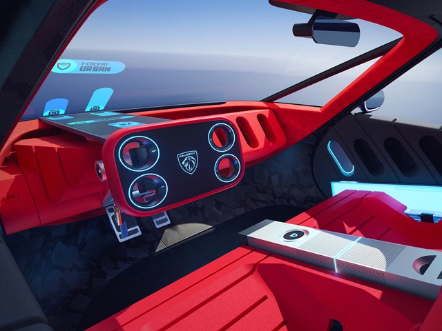 הגה מרובע, על-חוט, עם פקדים ששוכנים בתוך ה“חורים“ העגולים