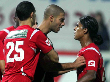 ג`ון קולמה בימיו בסכנין מול יניב קטן. לימים הפכו לחברים לחדר ההלבשה