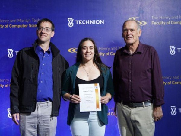 בטקס מצטייני נשיא בטכניון. מימין: דיקן הפקולטה לשעבר, פרופ` דני רז. משמאל: סגן הדיקן פרופ` יובל פילמוס