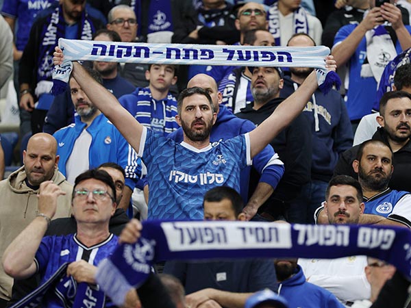 עם כמה מאות ביציעים (צילום: אלן שיבר)