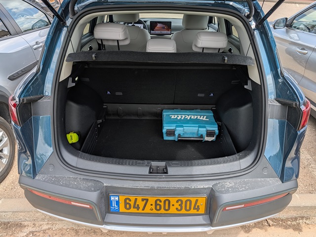 BYD אטו 2 - על הנייר, נפח תא המטען גדול מזה שביאריס קרוס, אך בפועל הוא מתמקם אחריו