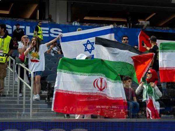 שריקות בוז צורמות בהמנון האיראני (GETTY)