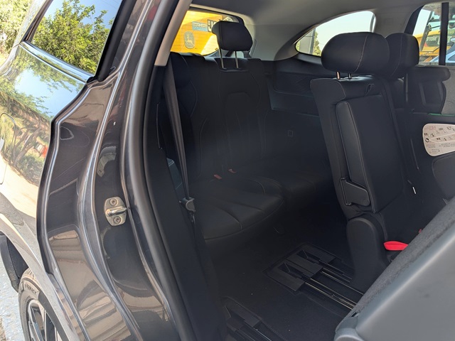 MG S9: הכניסה נוחה יותר, המרווח עדיף משמעותית, יש גם שקע USB ופתחי מיזוג עיליים