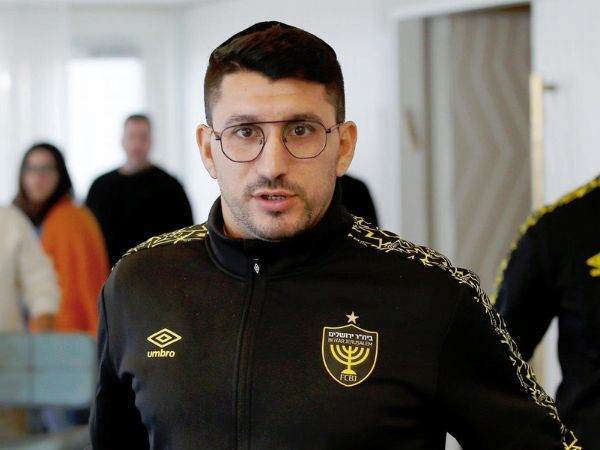 אלמוג כהן. “מביא משהו שונה“ (אלן שיבר)