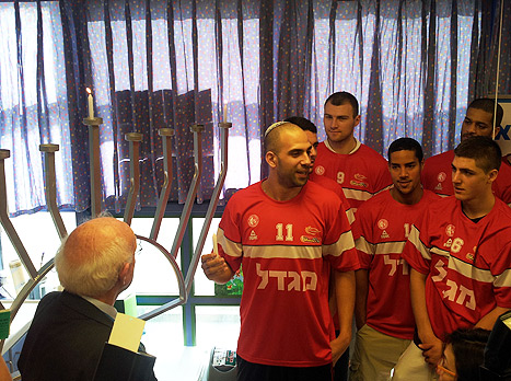 כדיר, הדליק נרות בבית החולים (רועי גלדסטון)