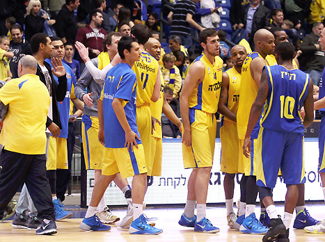 יכולים לחייך. שחקני מכבי חוגגים (צילום: אלן שיבר)