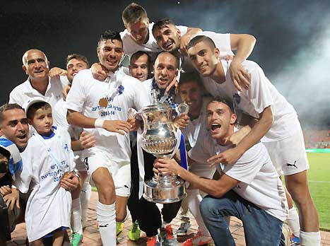 עם החבר החדש שלהם. שחקני ק"ש (צילום: אלן שיבר)