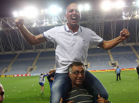 ייטב לוזון. סמכות בלעדית על הספסל