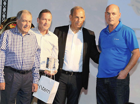 פרס מיוחד ליו"ר המנהלת ויו"ר האיגוד לשעבר, אבנר קופל (אלן שיבר)