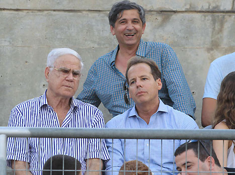 תראו מי בא. יעקב שחר (אלן שיבר)