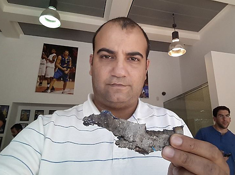 אורן עטר עם הרסיס מחוץ למשרדים (פייסבוק)