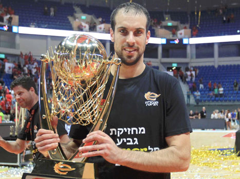 הקפטן, הלפרין עם הגביע החדש