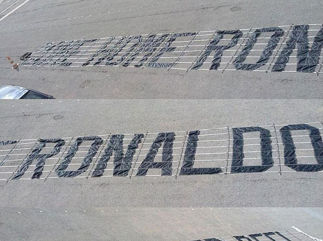 השלט כבר מוכן. רק חסר כסף למטוס (צילום מסך דיילי מייל)