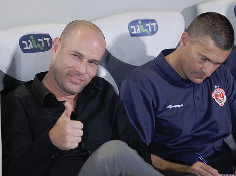 בסיום הוא כבר פחות חייך (אלן שיבר)