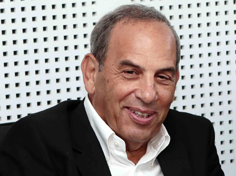 מולו עומד יו"ר המנהלת, שמואל פרנקל