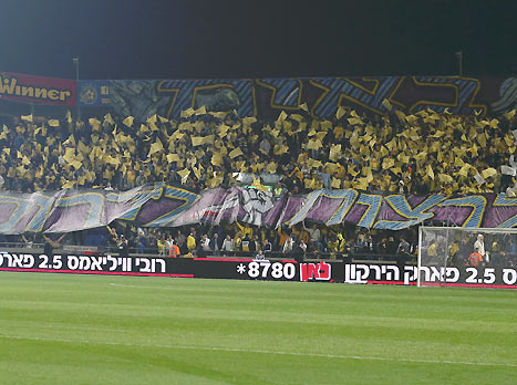 שלט מיותר ביציע. זה ייגמר בבית הדין? (אלן שיבר)